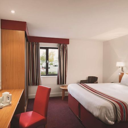 Ramada By Wyndham Cambridge Hotel Fen Drayton Bagian luar foto