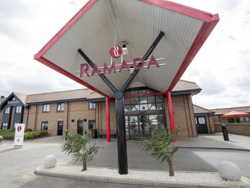 Ramada By Wyndham Cambridge Hotel Fen Drayton Bagian luar foto