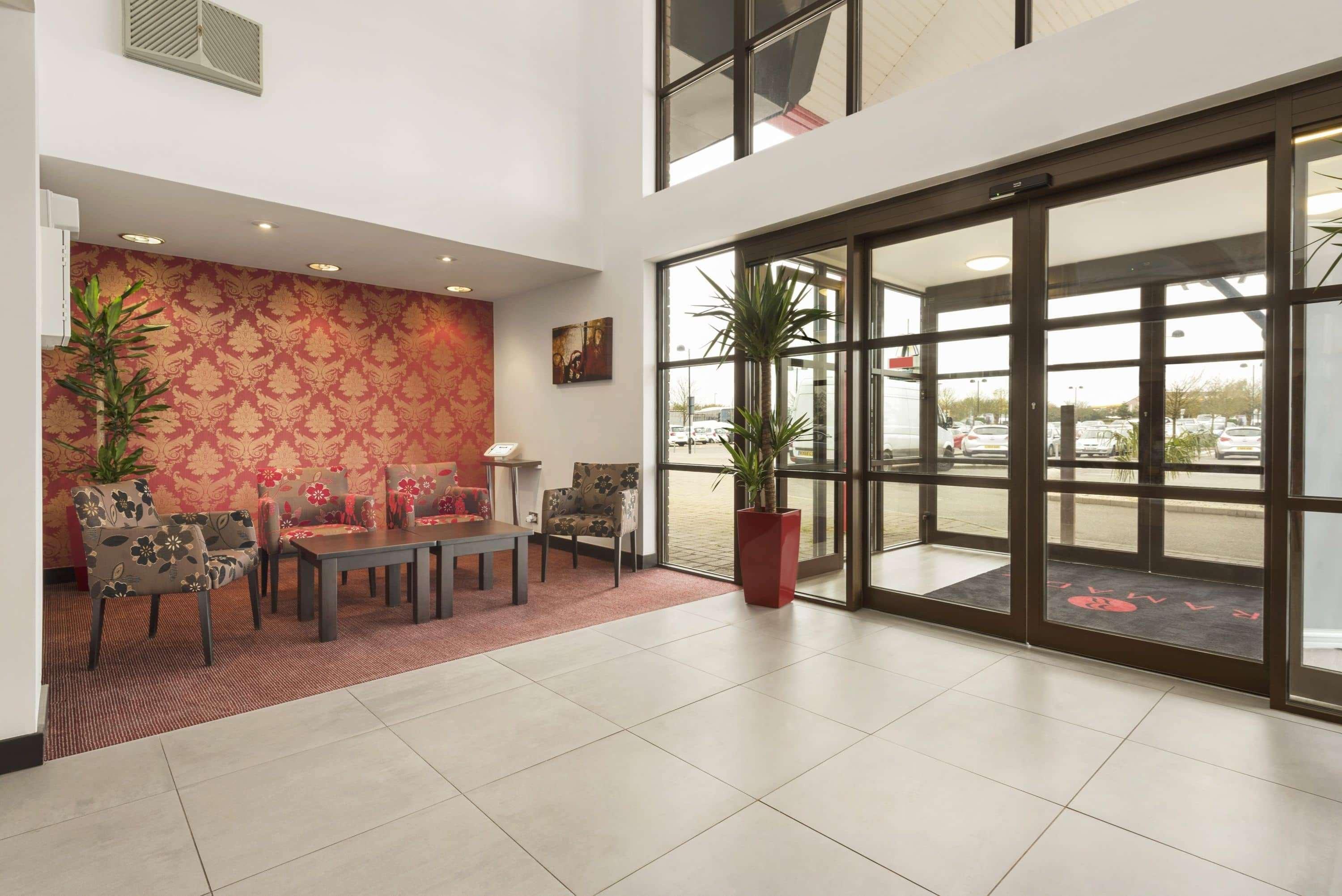 Ramada By Wyndham Cambridge Hotel Fen Drayton Bagian luar foto