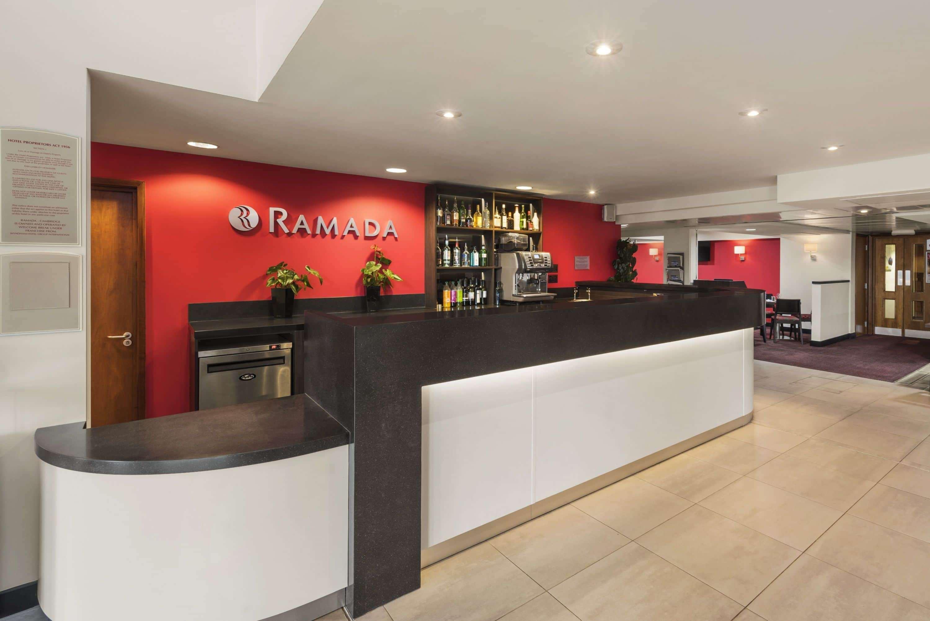 Ramada By Wyndham Cambridge Hotel Fen Drayton Bagian luar foto
