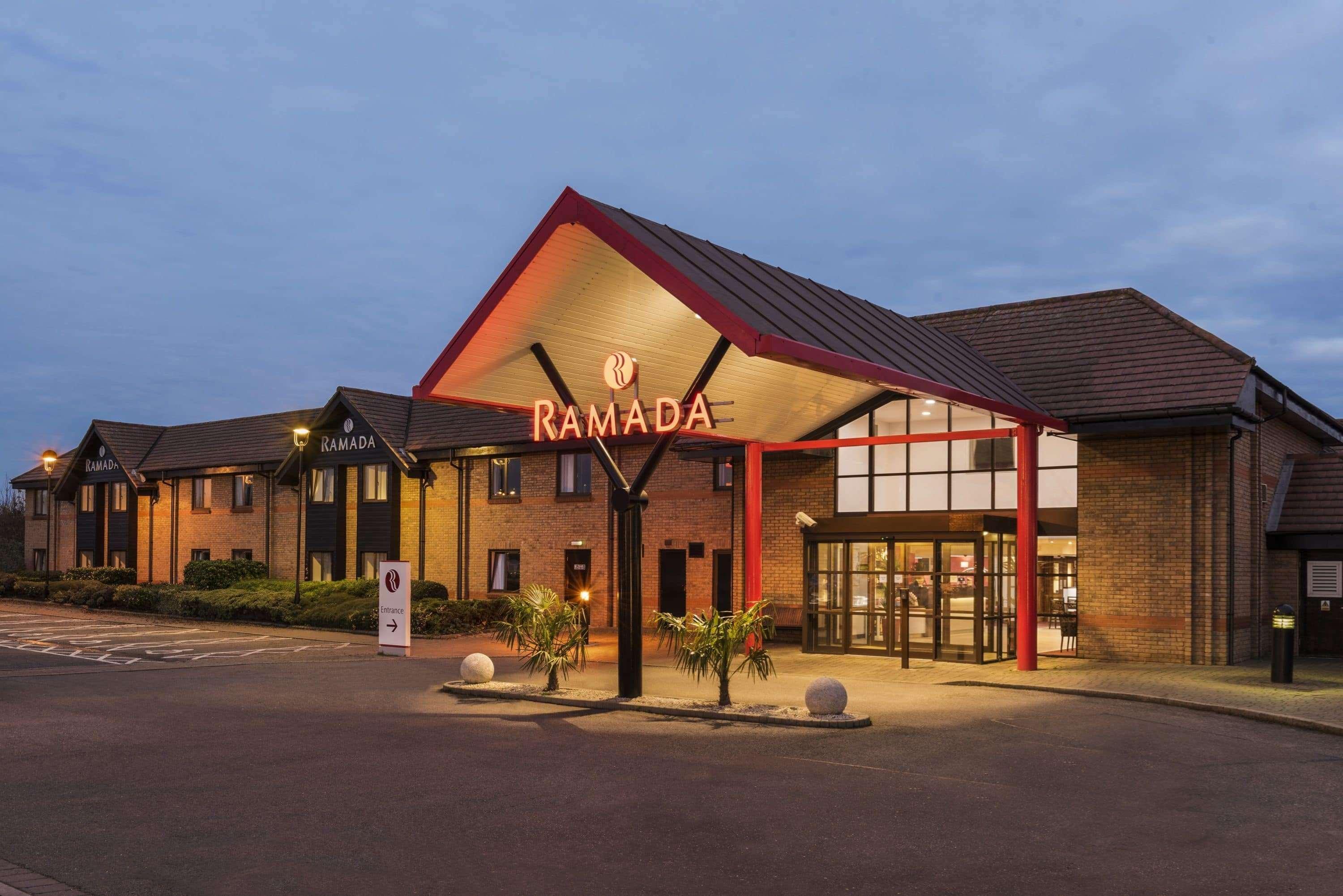 Ramada By Wyndham Cambridge Hotel Fen Drayton Bagian luar foto