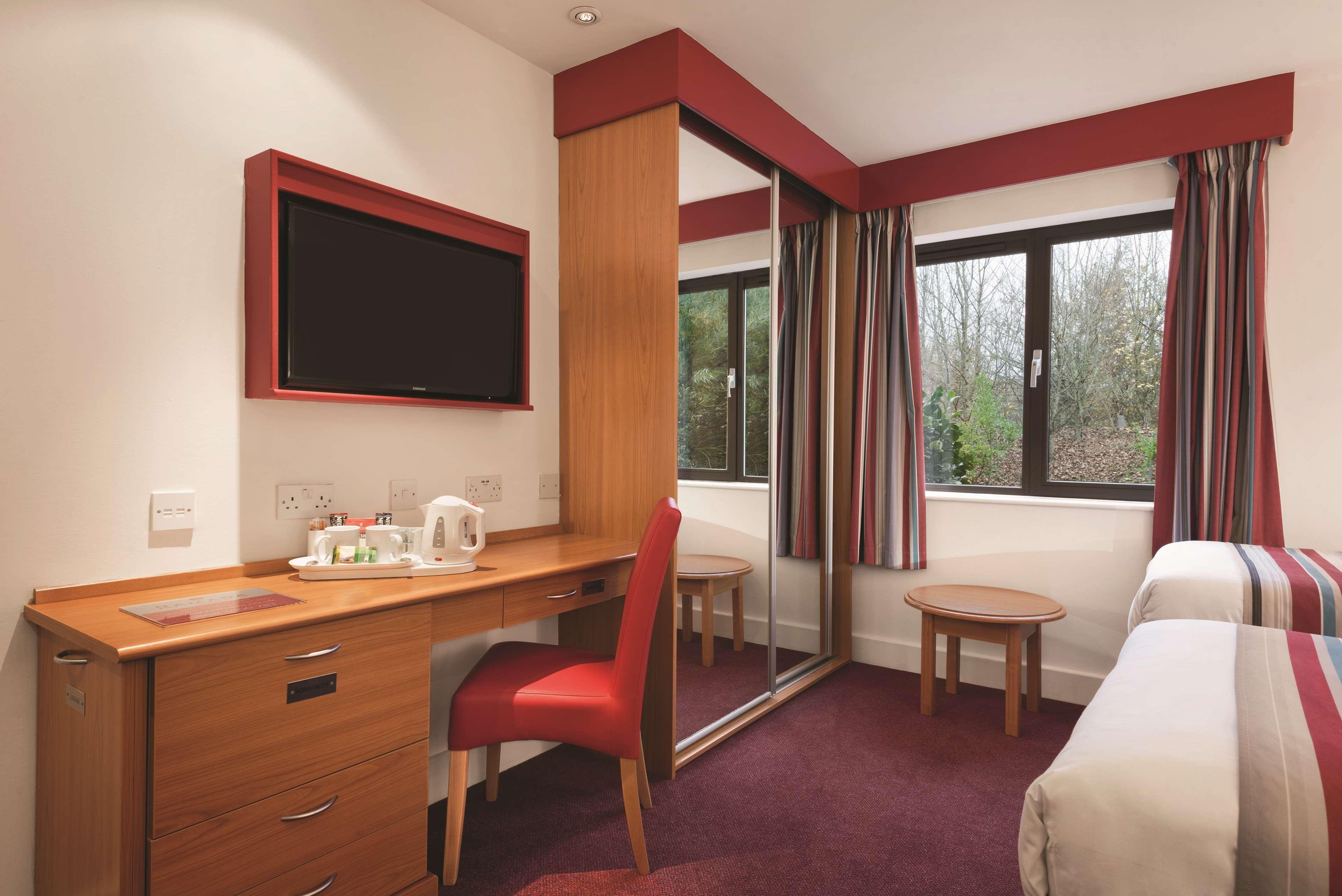 Ramada By Wyndham Cambridge Hotel Fen Drayton Bagian luar foto