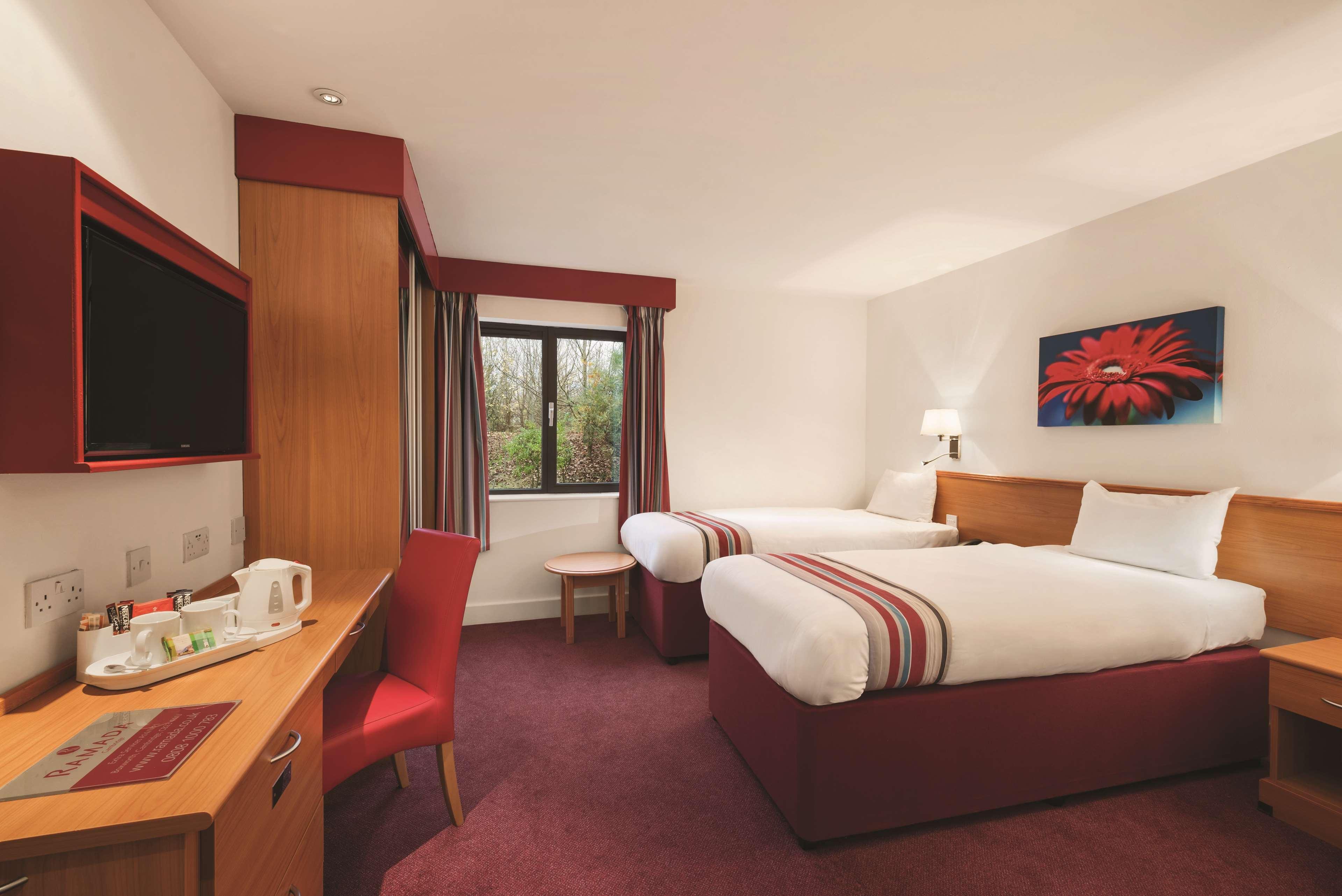 Ramada By Wyndham Cambridge Hotel Fen Drayton Bagian luar foto
