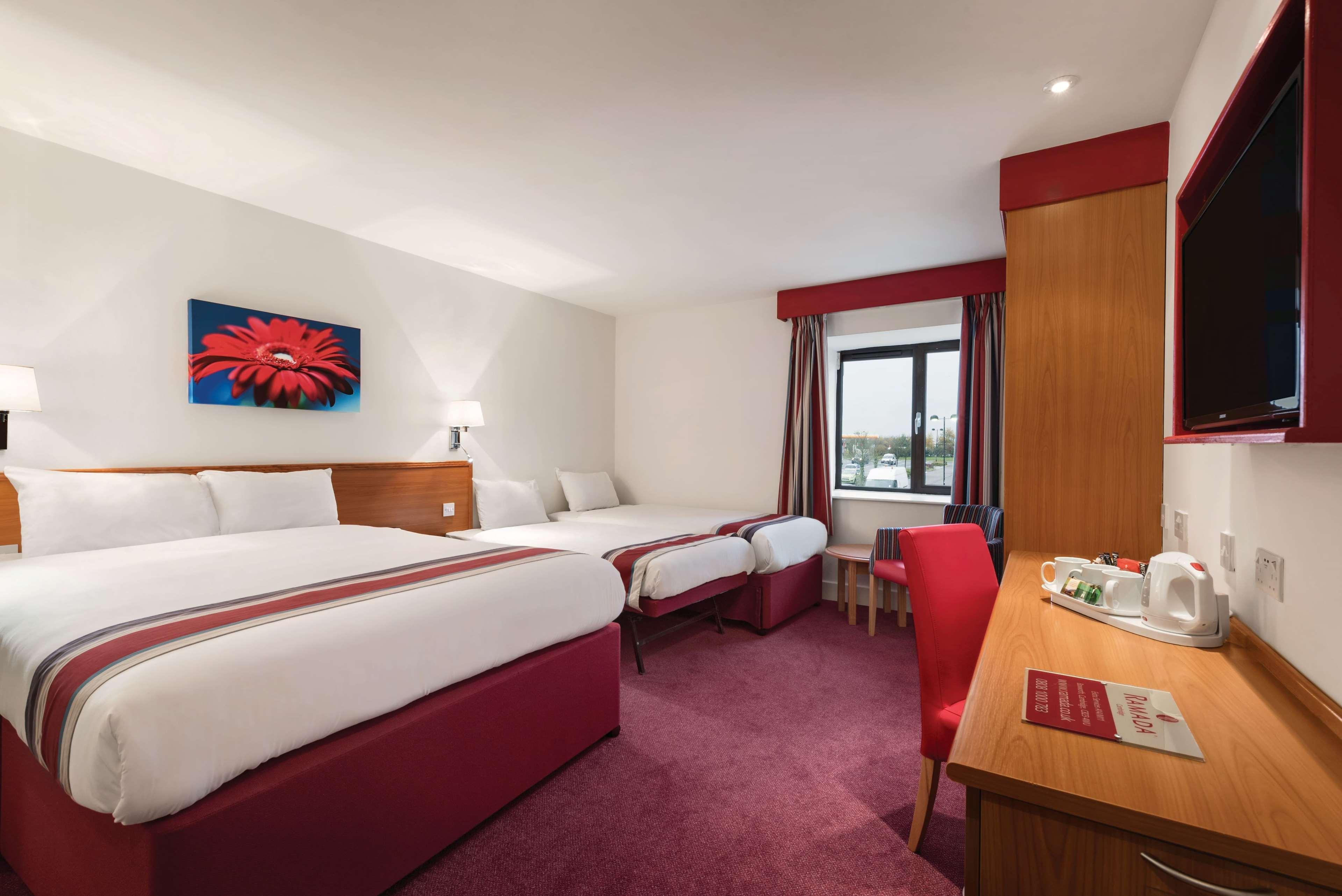 Ramada By Wyndham Cambridge Hotel Fen Drayton Bagian luar foto