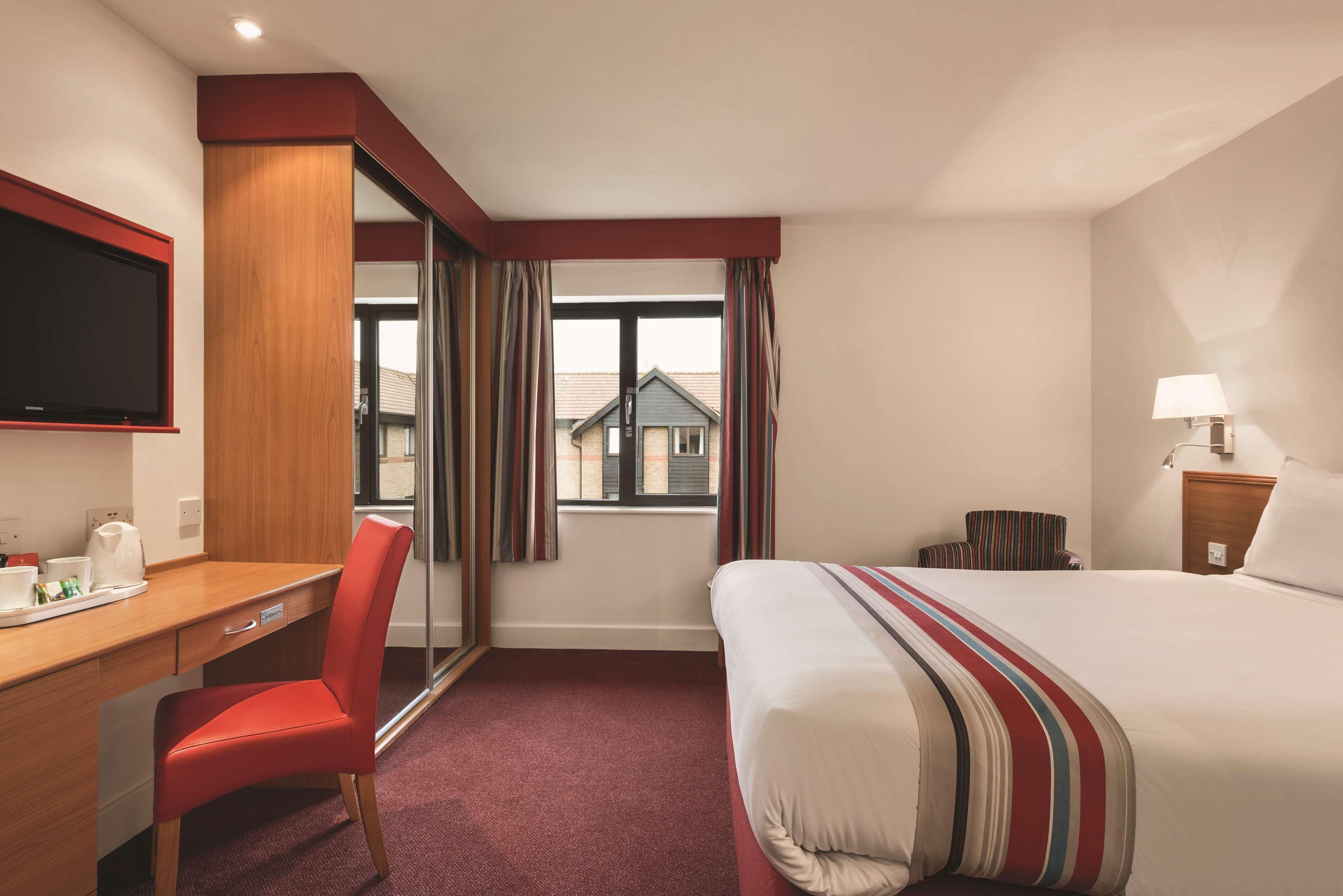 Ramada By Wyndham Cambridge Hotel Fen Drayton Bagian luar foto