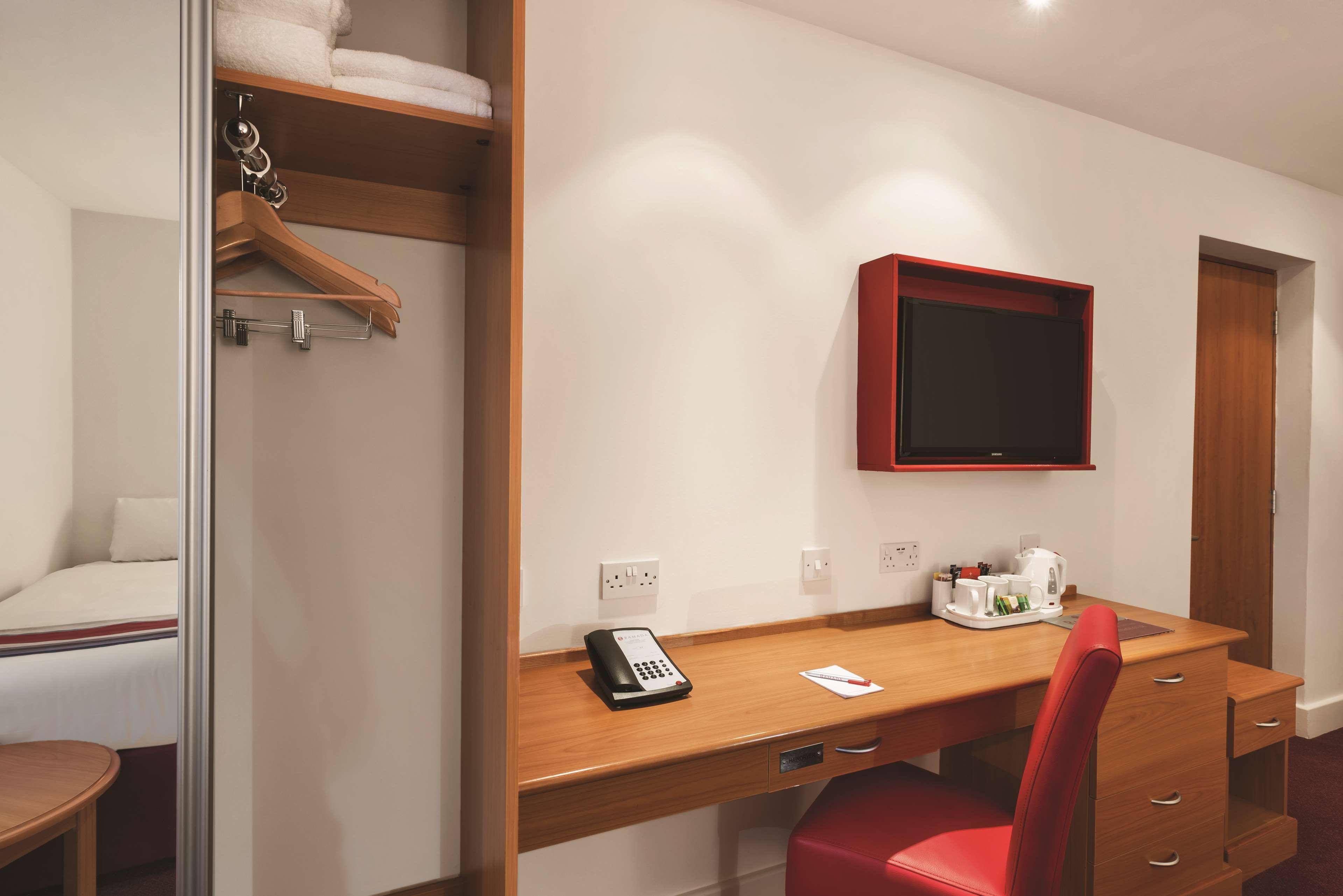 Ramada By Wyndham Cambridge Hotel Fen Drayton Bagian luar foto