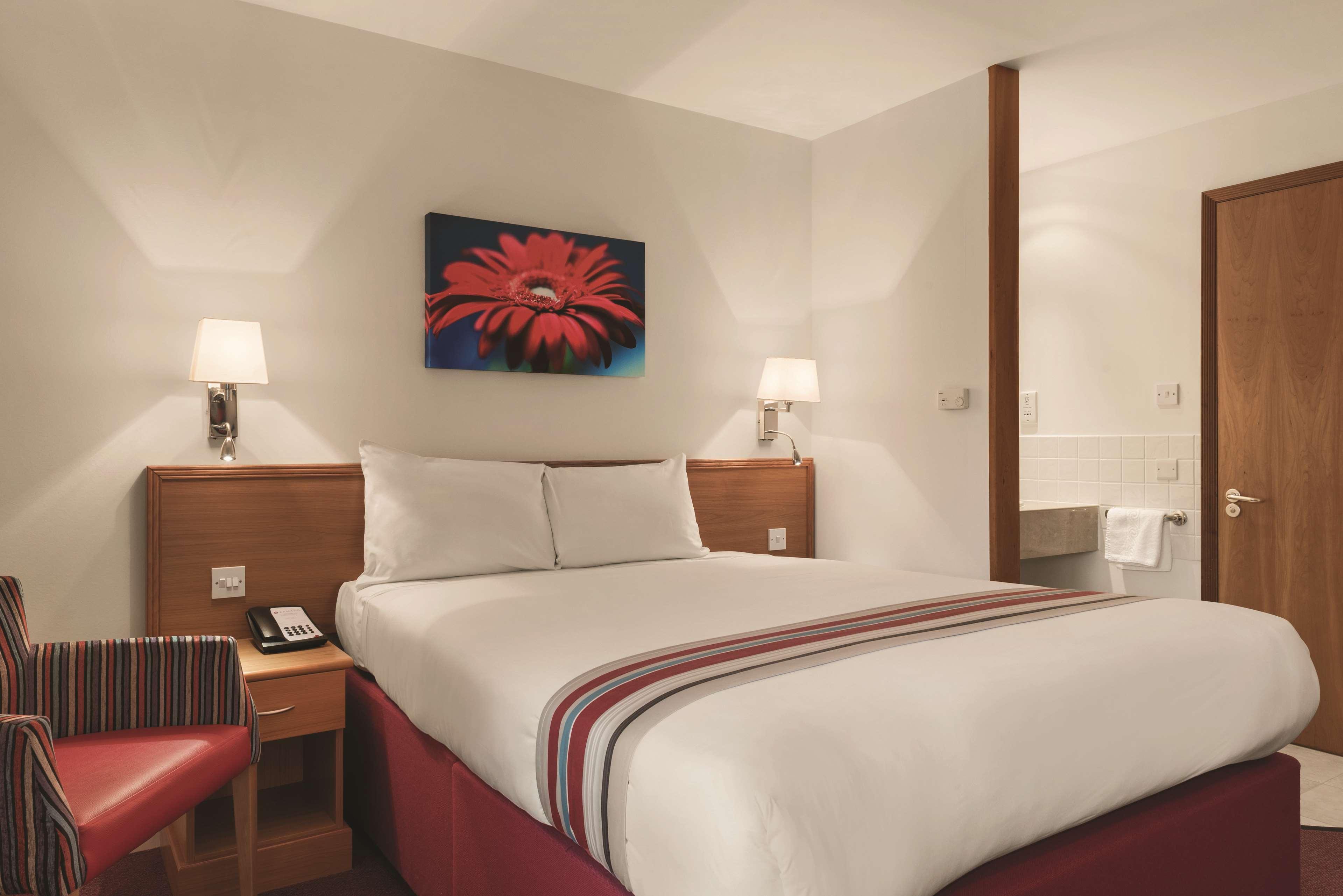 Ramada By Wyndham Cambridge Hotel Fen Drayton Bagian luar foto