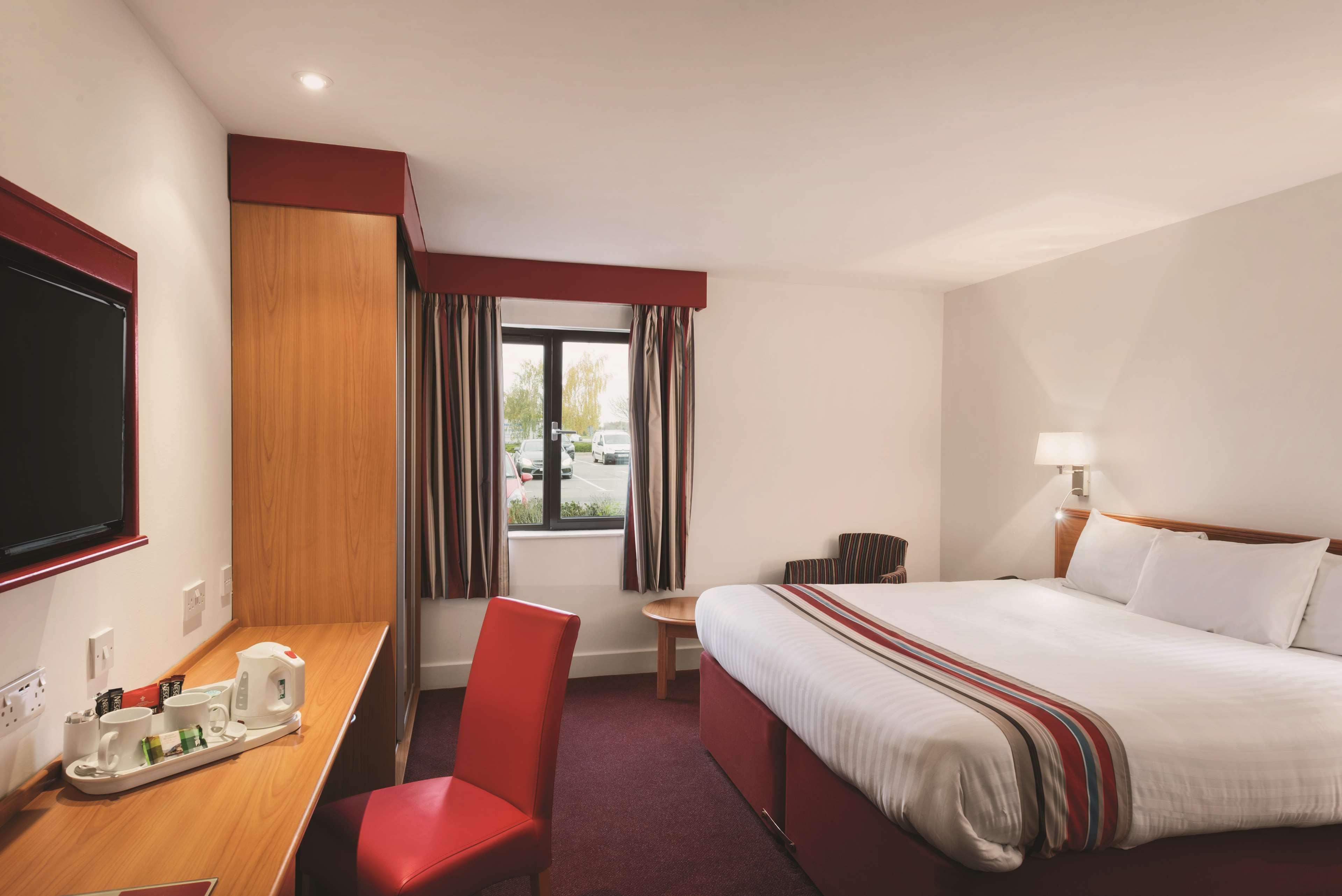 Ramada By Wyndham Cambridge Hotel Fen Drayton Bagian luar foto