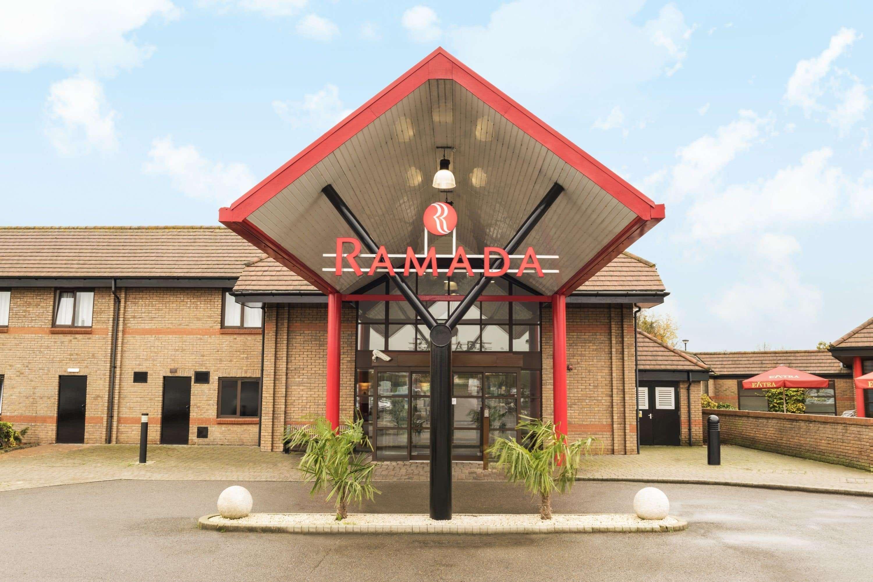 Ramada By Wyndham Cambridge Hotel Fen Drayton Bagian luar foto