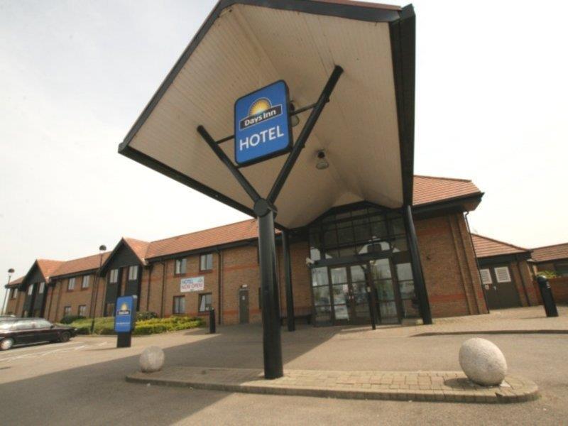 Ramada By Wyndham Cambridge Hotel Fen Drayton Bagian luar foto